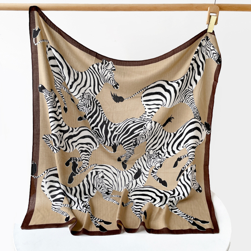 Μεταξωτό φουλάρι με σχέδιο herringbone και εκτύπωση ζέμπρα, plain weave, συλλογή καλοκαίρι 2025, ευέλικτο και αξεσουάρ υψηλής ποιότητας.