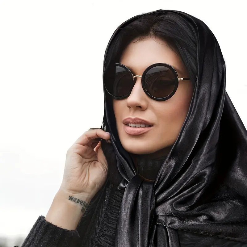 Τετράγωνο φουλάρι από πολυεστέρα με λεοπάρ εκτύπωση — εκτύπωση σε πολυεστέρα, απλός ύφαντος, κυκλοφόρησε άνοιξη 2024