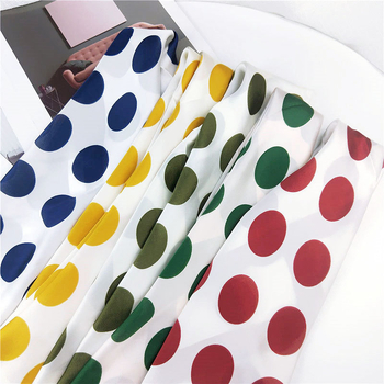 Μικρός τετράγωνος φουλάρι με μοτίβο πουά • πολυεστερική ίνα • plain weave • καλοκαίρι • προέλευση Zhejiang