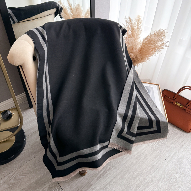 Ziemas šalle ar warp adējumu, mākslīgais kašmīrs, poliestera-kokvilnas maisījums, saturs 51-60%