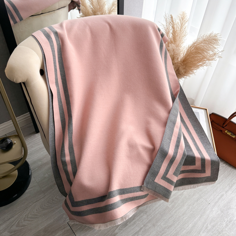 Ziemas šalle ar warp adējumu, mākslīgais kašmīrs, poliestera-kokvilnas maisījums, saturs 51-60%