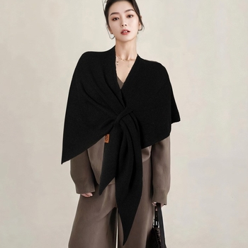 Vilnonė trikampė šalikas - Šilta, Warp mezgimo technologija, Rudenis/Žiemai, Vienos spalvos raštas