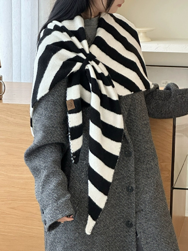 Vilnonė trikampė šalikas - Šilta, Warp mezgimo technologija, Rudenis/Žiemai, Vienos spalvos raštas