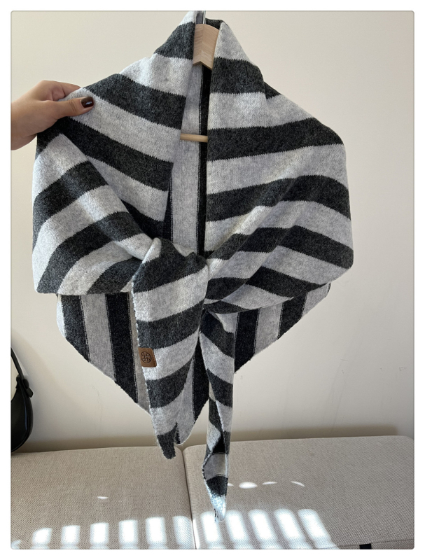 Vilnonė trikampė šalikas - Šilta, Warp mezgimo technologija, Rudenis/Žiemai, Vienos spalvos raštas