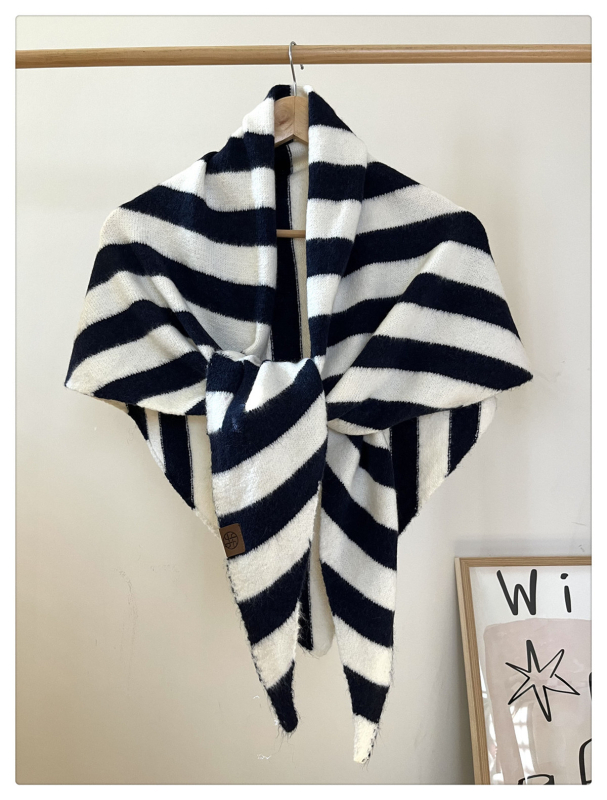 Vilnonė trikampė šalikas - Šilta, Warp mezgimo technologija, Rudenis/Žiemai, Vienos spalvos raštas