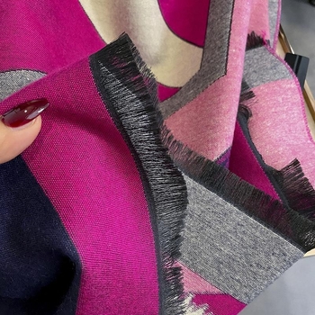 Šalle ar ģeometrisku rakstu rudens–ziemas sezonai, bieza kašmīra siltums, adījums warp knitting (Adīšanas metode: warp knitting; Audums: kašmīrs; Galvenā sastāvdaļa: kašmīrs; Funkcija: Silts)