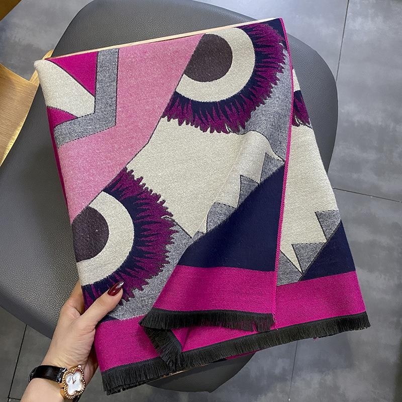 Šalle ar ģeometrisku rakstu rudens–ziemas sezonai, bieza kašmīra siltums, adījums warp knitting (Adīšanas metode: warp knitting; Audums: kašmīrs; Galvenā sastāvdaļa: kašmīrs; Funkcija: Silts)