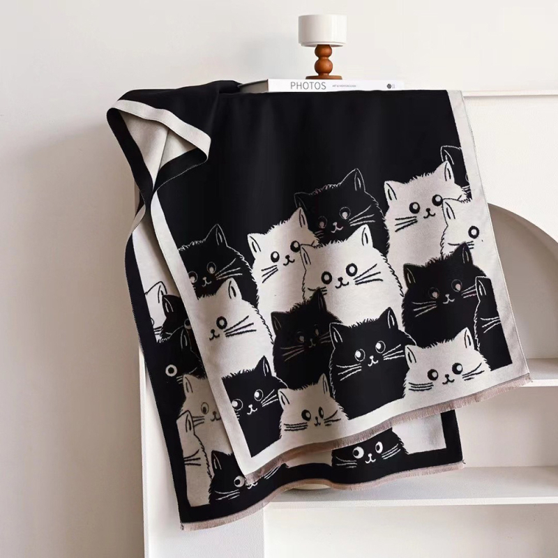 Dviviečiai šalai su katės karikatūros motyvu, dirbtinis kašmyras iš poliesterio, warp mezgimas, jacquard apdaila, žiemos kolekcija 2024