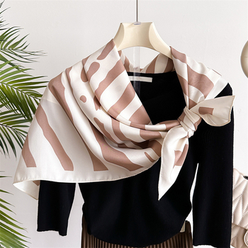 Keturiakampio formos šalikas su zebros raštu, poliesterio Twill, minimalistinis stilius moterims, ruduo 2024