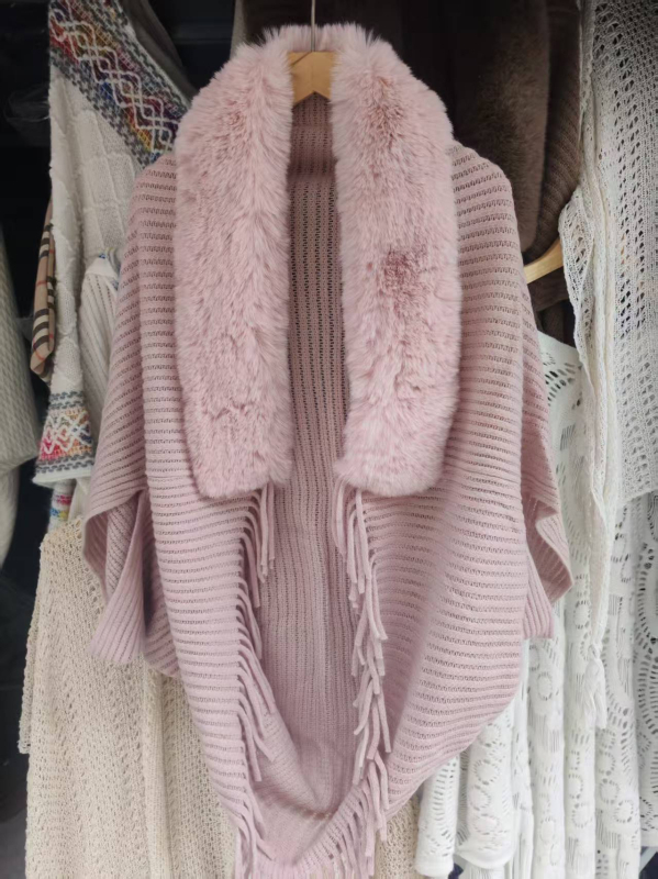 Moteriška žieminė pelerina su plačia dirbtinio kailio apykakle, kutais ir megztą kardigano stilia išorė; dirbtinis kašmyras, warp audimas, Jacquard apdorojimas, vienos spalvos raštas