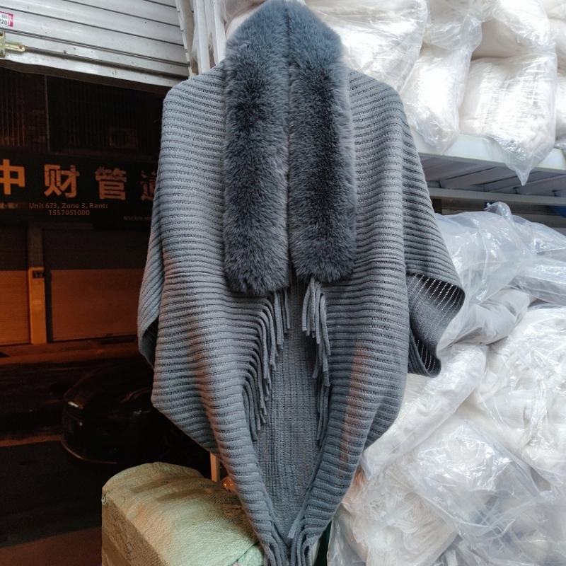 Moteriška žieminė pelerina su plačia dirbtinio kailio apykakle, kutais ir megztą kardigano stilia išorė; dirbtinis kašmyras, warp audimas, Jacquard apdorojimas, vienos spalvos raštas