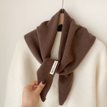 Vilnos trikampio formos šalikas, megztas warp knitting metodu, šildantis žiemai, originalus dizainas