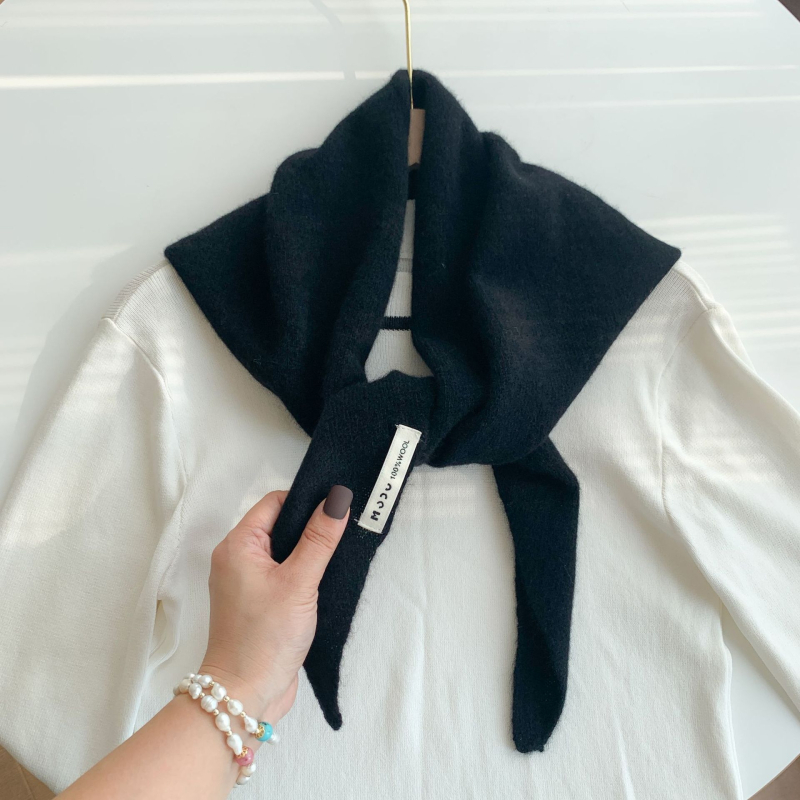 Vilnos trikampio formos šalikas, megztas warp knitting metodu, šildantis žiemai, originalus dizainas