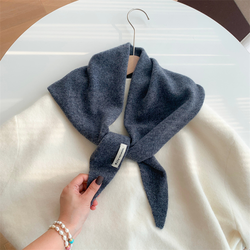 Vilnos trikampio formos šalikas, megztas warp knitting metodu, šildantis žiemai, originalus dizainas