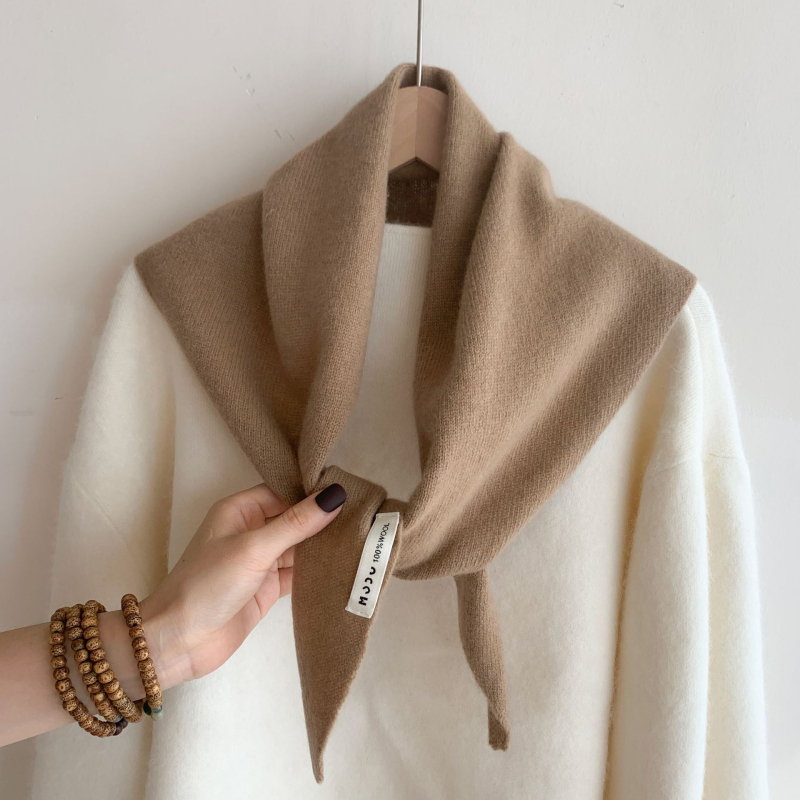 Vilnos trikampio formos šalikas, megztas warp knitting metodu, šildantis žiemai, originalus dizainas