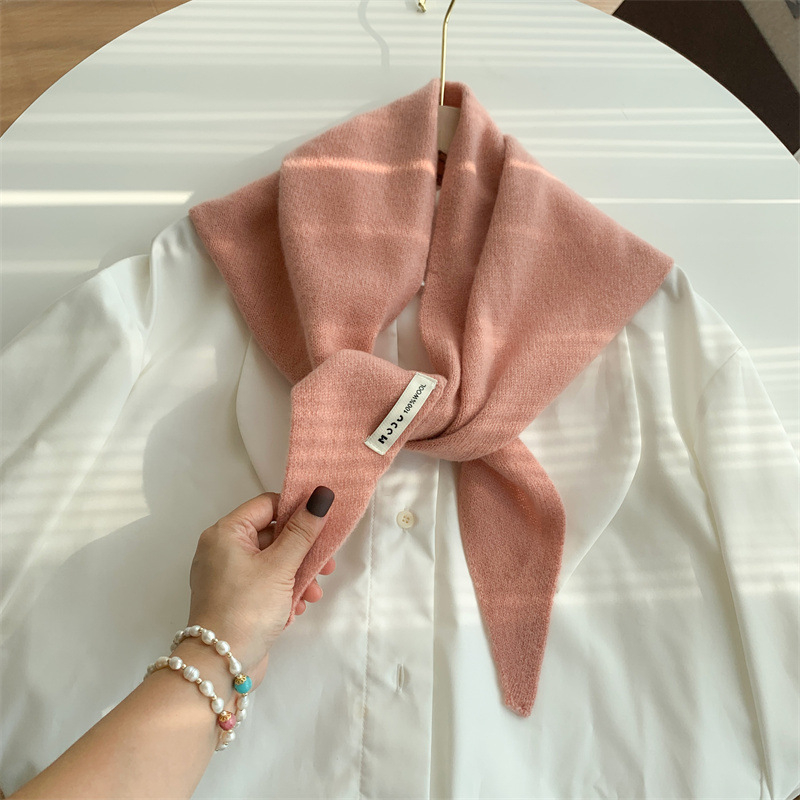 Vilnos trikampio formos šalikas, megztas warp knitting metodu, šildantis žiemai, originalus dizainas