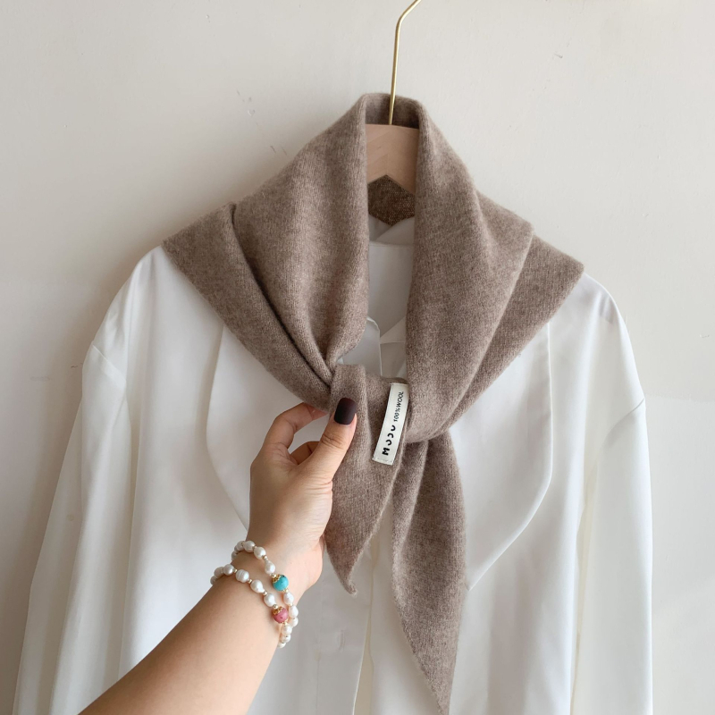 Vilnos trikampio formos šalikas, megztas warp knitting metodu, šildantis žiemai, originalus dizainas