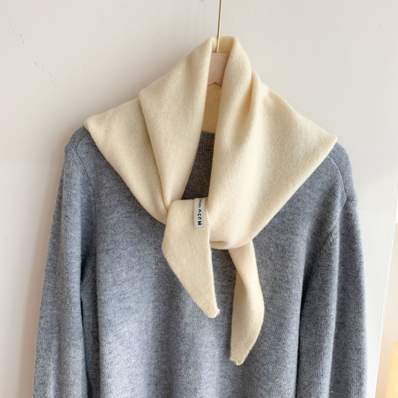 Vilnos trikampio formos šalikas, megztas warp knitting metodu, šildantis žiemai, originalus dizainas