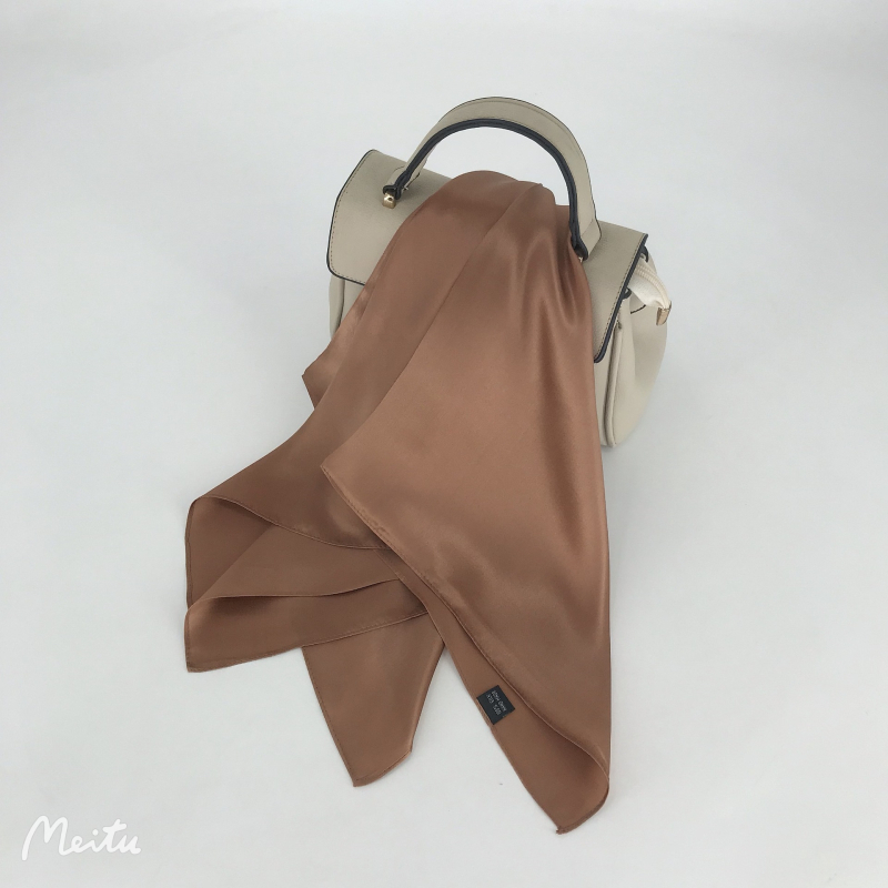 Yuetimei šilko kvadratinis šalikas — satino audinys, minimalistinis lengvas prabanga stilius, daugiau nei 96% šilko, 2023 m. pavasario leidimas