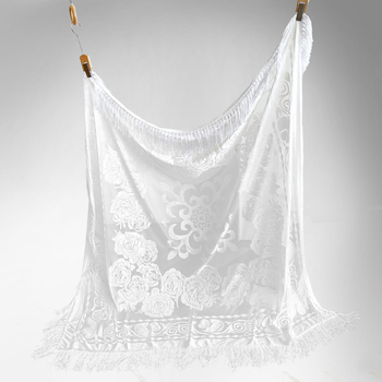 Moterų kvadratinė šalikas su iškirptais gėlių motyvais ir kutais, poliesteris, paprastas audimas, retro etninio stiliaus