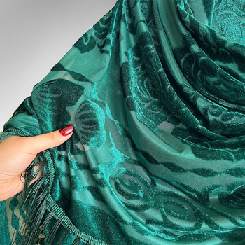 Moterų kvadratinė šalikas su iškirptais gėlių motyvais ir kutais, poliesteris, paprastas audimas, retro etninio stiliaus