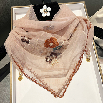 Poliesterio trikampio formos šalikas su siuvinėjimu ir magnetine sagtimi (Audimo būdas: Warp knitting; Funkcijos: šilumos palaikymas, saulės apsauga; Sezonas: vasara; Išleidimo data: 2024 m. pavasaris)