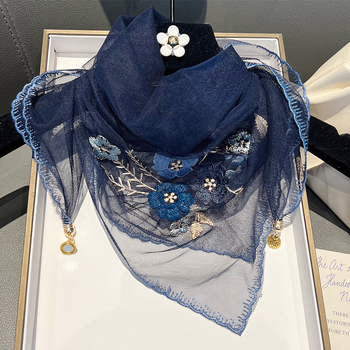 Poliesterio trikampio formos šalikas su siuvinėjimu ir magnetine sagtimi (Audimo būdas: Warp knitting; Funkcijos: šilumos palaikymas, saulės apsauga; Sezonas: vasara; Išleidimo data: 2024 m. pavasaris)