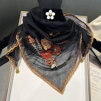 Poliesterio trikampio formos šalikas su siuvinėjimu ir magnetine sagtimi (Audimo būdas: Warp knitting; Funkcijos: šilumos palaikymas, saulės apsauga; Sezonas: vasara; Išleidimo data: 2024 m. pavasaris)