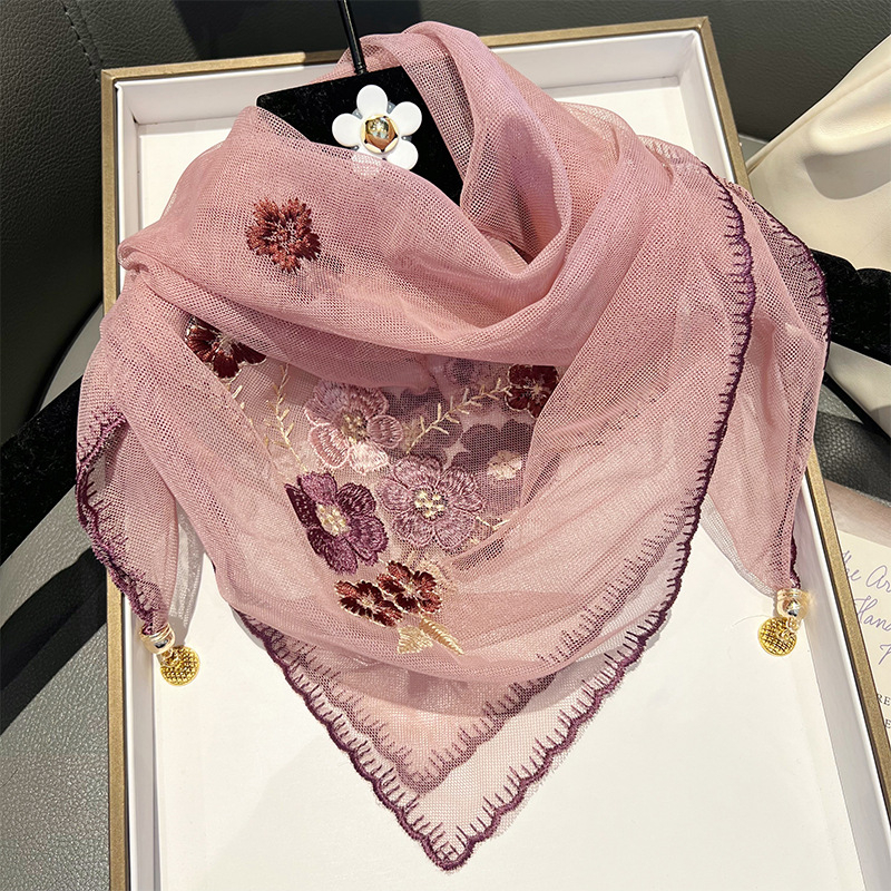 Poliesterio trikampio formos šalikas su siuvinėjimu ir magnetine sagtimi (Audimo būdas: Warp knitting; Funkcijos: šilumos palaikymas, saulės apsauga; Sezonas: vasara; Išleidimo data: 2024 m. pavasaris)