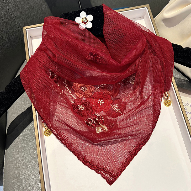 Poliesterio trikampio formos šalikas su siuvinėjimu ir magnetine sagtimi (Audimo būdas: Warp knitting; Funkcijos: šilumos palaikymas, saulės apsauga; Sezonas: vasara; Išleidimo data: 2024 m. pavasaris)