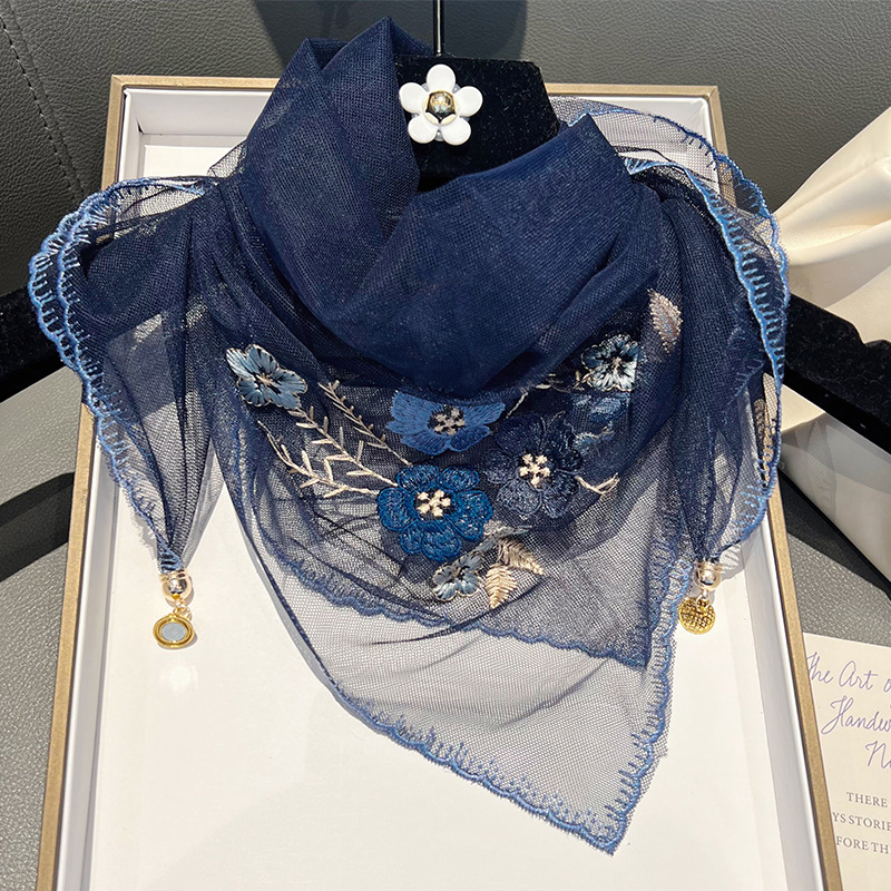 Poliesterio trikampio formos šalikas su siuvinėjimu ir magnetine sagtimi (Audimo būdas: Warp knitting; Funkcijos: šilumos palaikymas, saulės apsauga; Sezonas: vasara; Išleidimo data: 2024 m. pavasaris)