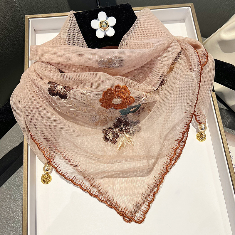 Poliesterio trikampio formos šalikas su siuvinėjimu ir magnetine sagtimi (Audimo būdas: Warp knitting; Funkcijos: šilumos palaikymas, saulės apsauga; Sezonas: vasara; Išleidimo data: 2024 m. pavasaris)