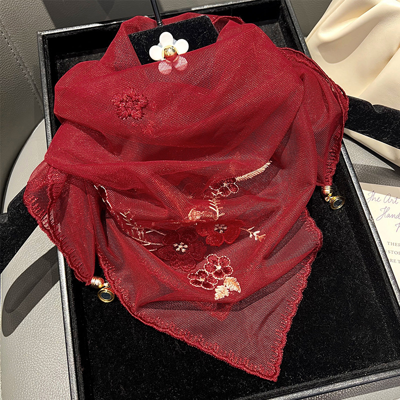 Poliesterio trikampio formos šalikas su siuvinėjimu ir magnetine sagtimi (Audimo būdas: Warp knitting; Funkcijos: šilumos palaikymas, saulės apsauga; Sezonas: vasara; Išleidimo data: 2024 m. pavasaris)