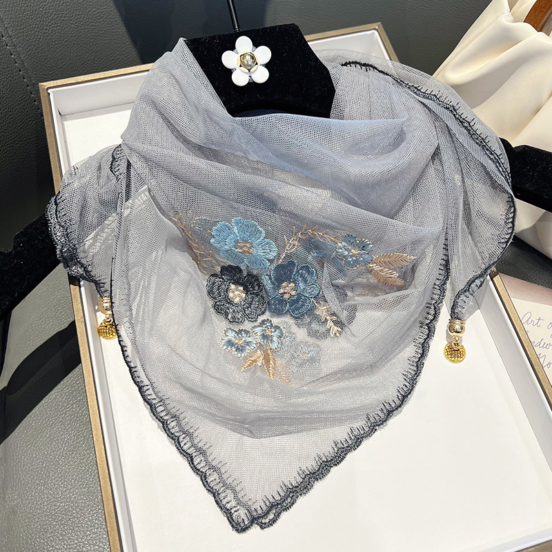 Poliesterio trikampio formos šalikas su siuvinėjimu ir magnetine sagtimi (Audimo būdas: Warp knitting; Funkcijos: šilumos palaikymas, saulės apsauga; Sezonas: vasara; Išleidimo data: 2024 m. pavasaris)