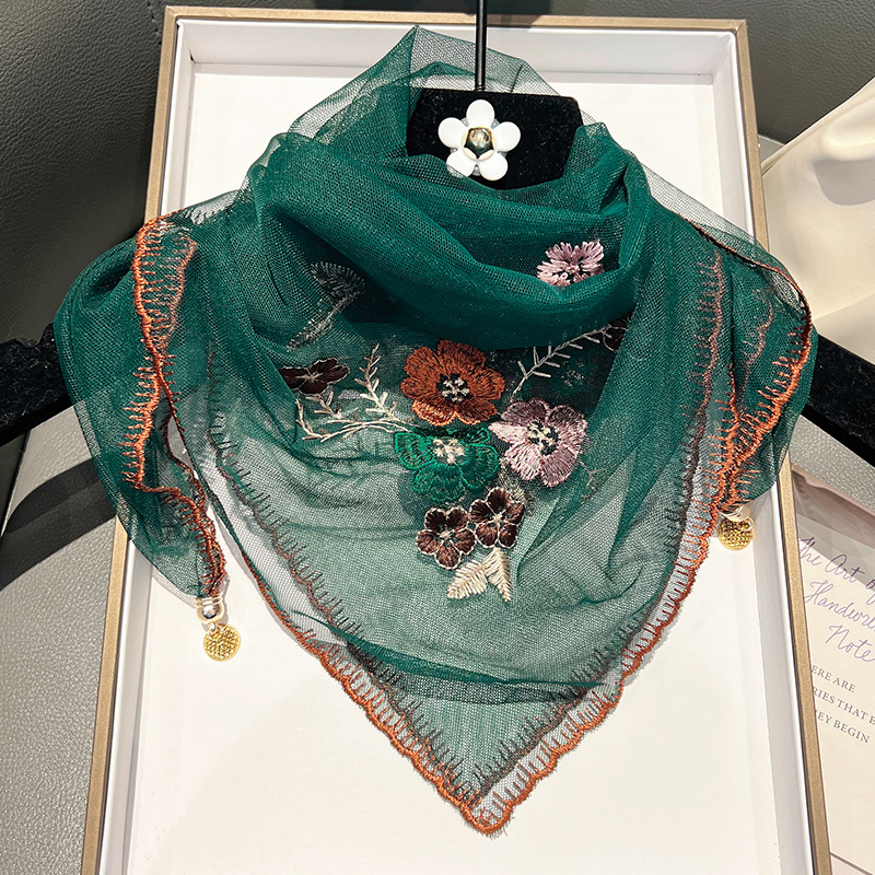 Poliesterio trikampio formos šalikas su siuvinėjimu ir magnetine sagtimi (Audimo būdas: Warp knitting; Funkcijos: šilumos palaikymas, saulės apsauga; Sezonas: vasara; Išleidimo data: 2024 m. pavasaris)