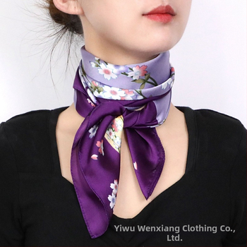 Kvadratinis dirbtinio šilko šalikas su spauda moterims vidutinio ir vyresnio amžiaus — rudens mados, paprastas audinys