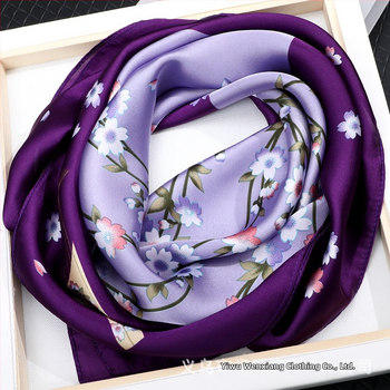 Kvadratinis dirbtinio šilko šalikas su spauda moterims vidutinio ir vyresnio amžiaus — rudens mados, paprastas audinys