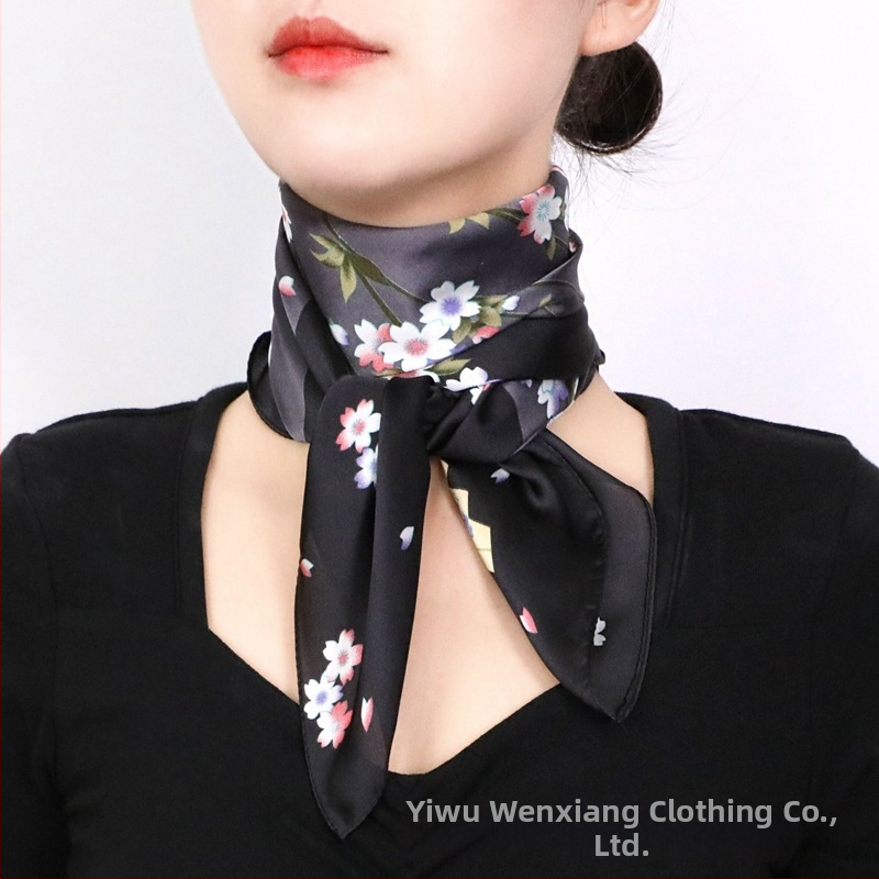 Kvadratinis dirbtinio šilko šalikas su spauda moterims vidutinio ir vyresnio amžiaus — rudens mados, paprastas audinys