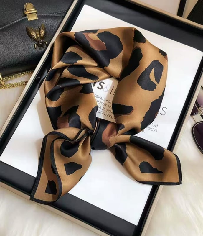 Šilko kvadratinė šalikas su spauda, crepe-satin šilkas audinys, Hangzhou kilmė, pavasaris 2025