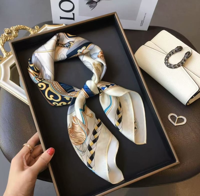 Šilko kvadratinė šalikas su spauda, crepe-satin šilkas audinys, Hangzhou kilmė, pavasaris 2025