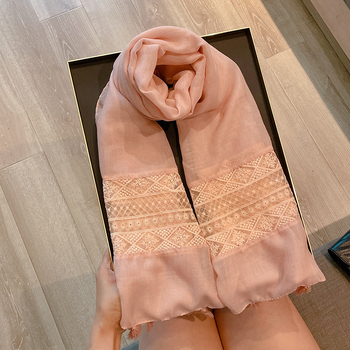 Medvilnės ir lino šalis su nėrinių raštu (technika: warp-knit; 71–80% medvilnė; 21–30% kanapių; medvilnės-lino mišinys; pavasaris ir ruduo)