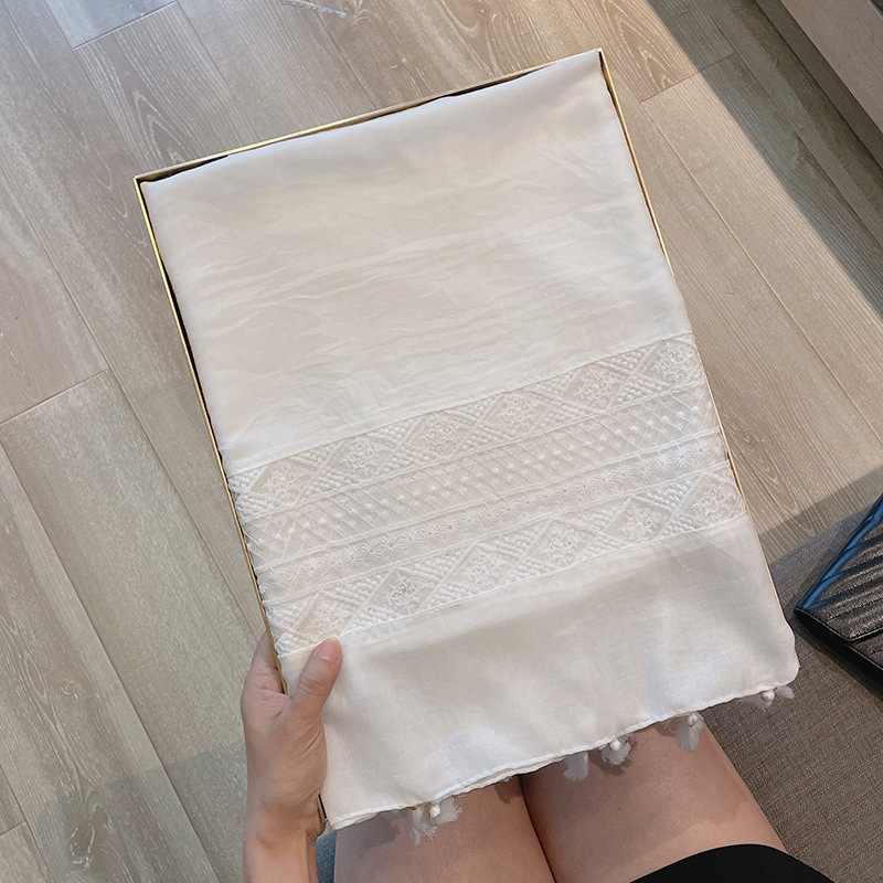 Medvilnės ir lino šalis su nėrinių raštu (technika: warp-knit; 71–80% medvilnė; 21–30% kanapių; medvilnės-lino mišinys; pavasaris ir ruduo)