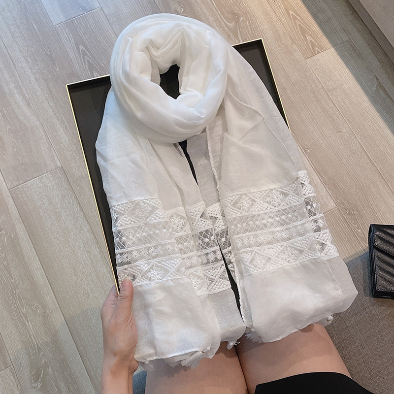 Medvilnės ir lino šalis su nėrinių raštu (technika: warp-knit; 71–80% medvilnė; 21–30% kanapių; medvilnės-lino mišinys; pavasaris ir ruduo)