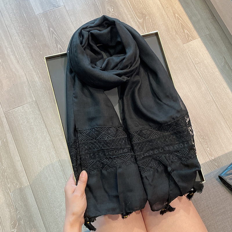 Medvilnės ir lino šalis su nėrinių raštu (technika: warp-knit; 71–80% medvilnė; 21–30% kanapių; medvilnės-lino mišinys; pavasaris ir ruduo)