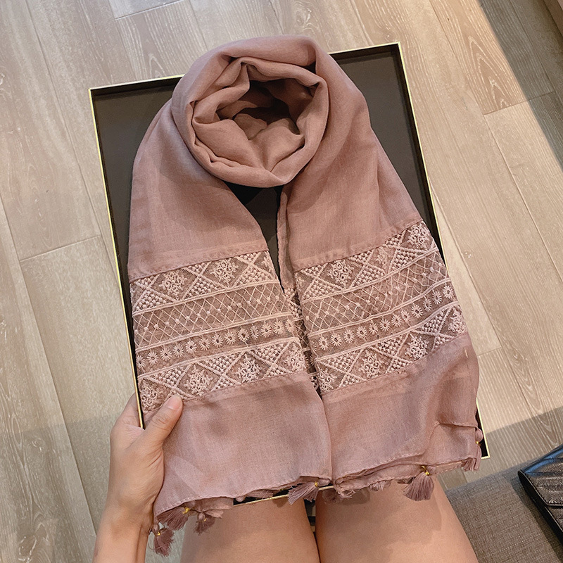 Medvilnės ir lino šalis su nėrinių raštu (technika: warp-knit; 71–80% medvilnė; 21–30% kanapių; medvilnės-lino mišinys; pavasaris ir ruduo)