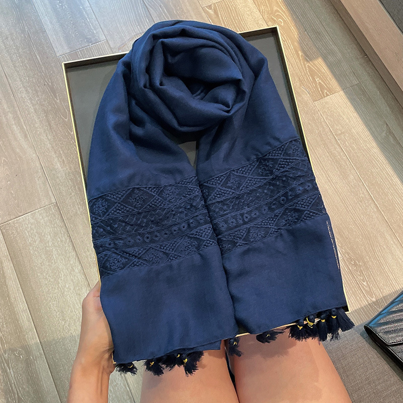 Medvilnės ir lino šalis su nėrinių raštu (technika: warp-knit; 71–80% medvilnė; 21–30% kanapių; medvilnės-lino mišinys; pavasaris ir ruduo)