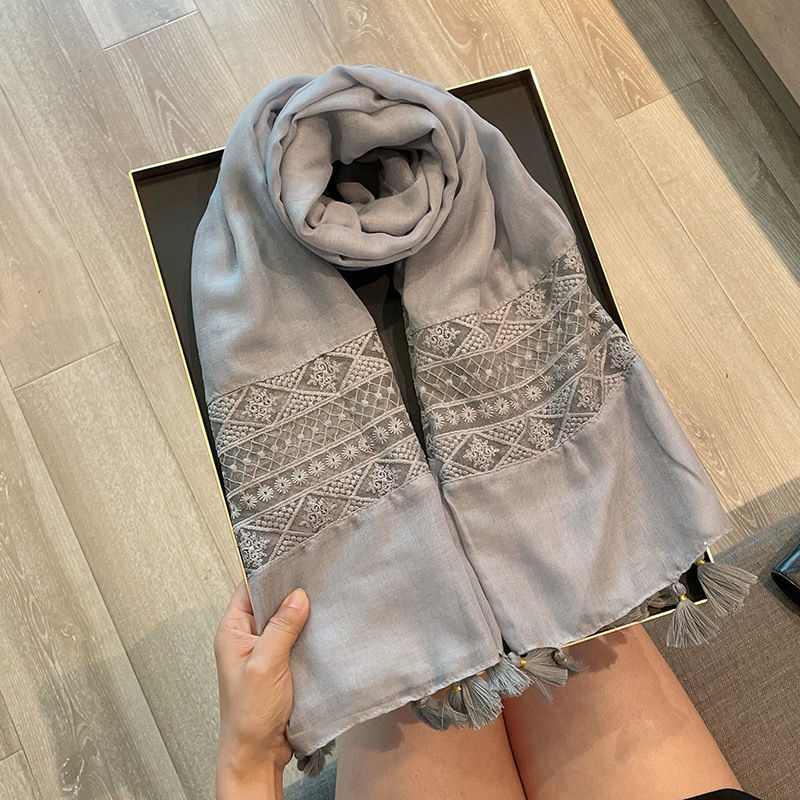 Medvilnės ir lino šalis su nėrinių raštu (technika: warp-knit; 71–80% medvilnė; 21–30% kanapių; medvilnės-lino mišinys; pavasaris ir ruduo)