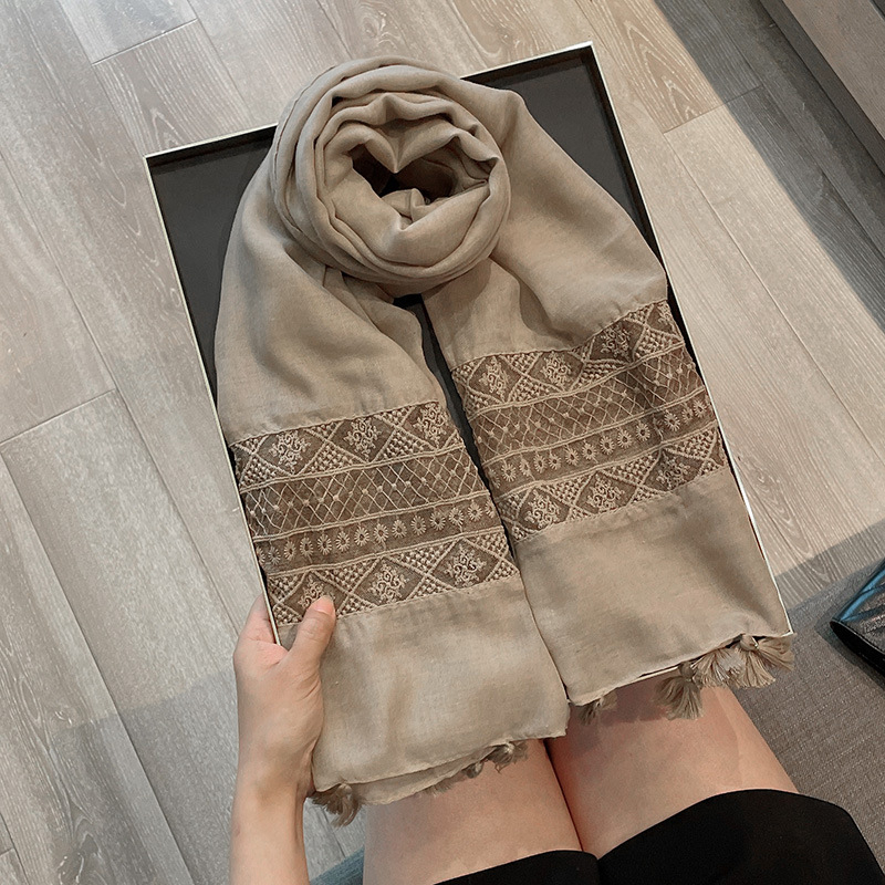 Medvilnės ir lino šalis su nėrinių raštu (technika: warp-knit; 71–80% medvilnė; 21–30% kanapių; medvilnės-lino mišinys; pavasaris ir ruduo)