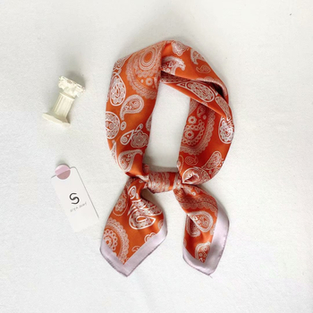 Poliesterinis kvadratinis šalikėlis, 100% poliesteris; vasaros modelis, tinkamas jaunimui ir vyresniems, 2023 m. vasara.