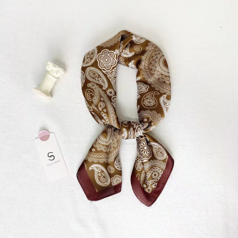 Poliesterinis kvadratinis šalikėlis, 100% poliesteris; vasaros modelis, tinkamas jaunimui ir vyresniems, 2023 m. vasara.